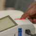 TSE informa que 1.543 urnas eletrônicas foram substituídas até as 15h30 deste domingo nas Eleições 2026. Nenhuma seção precisou usar cédulas de papel.