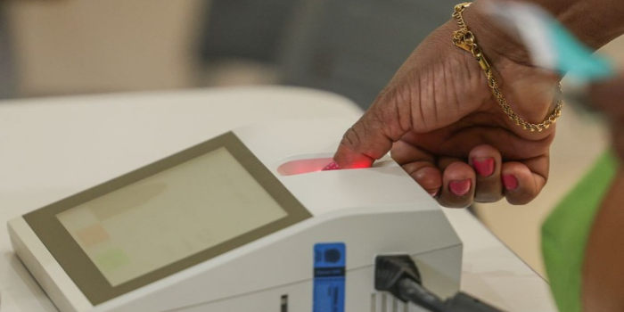 TSE informa que 1.543 urnas eletrônicas foram substituídas até as 15h30 deste domingo nas Eleições 2026. Nenhuma seção precisou usar cédulas de papel.