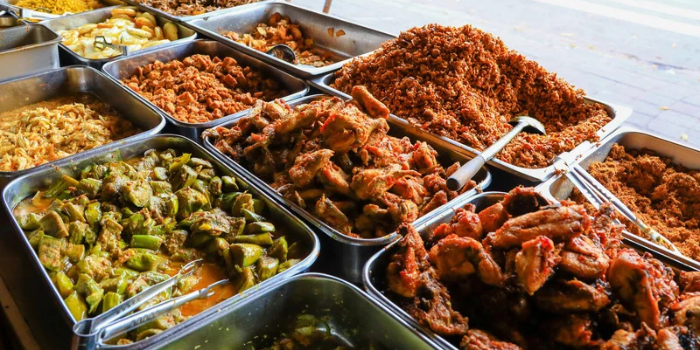 Vídeos de desafios de comida fazem sucesso nas redes, mas especialistas alertam para riscos de excesso, engasgos, refluxo e normalização de porções exageradas.