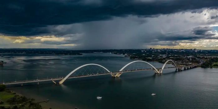 Segunda-feira (5) será de chuva forte e risco de temporais em áreas do Centro-Oeste, Sul e Sudeste. Norte e Nordeste mantêm calor e pancadas isoladas.