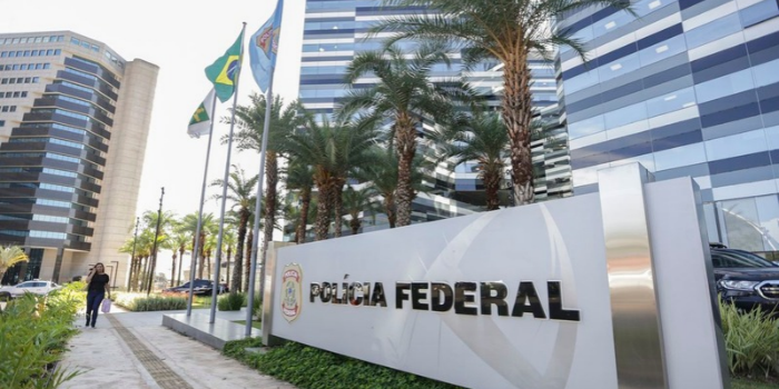 Polícia Federal fecha balanço do primeiro turno das Eleições 2026 com 149 ocorrências e R$ 2,85 milhões em bens e valores apreendidos.