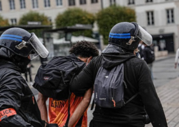 Adolescente de 15 anos perde a mão durante protesto estudantil em Lens, na França. Caso ocorreu em meio a uma ação policial e segue sob investigação.