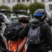 Adolescente de 15 anos perde a mão durante protesto estudantil em Lens, na França. Caso ocorreu em meio a uma ação policial e segue sob investigação.