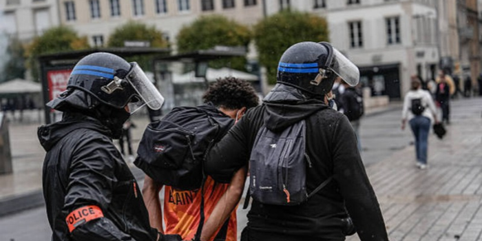 Adolescente de 15 anos perde a mão durante protesto estudantil em Lens, na França. Caso ocorreu em meio a uma ação policial e segue sob investigação.