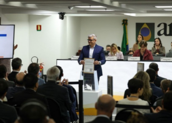 Leilão do pré-sal realizado pela ANP arrecada R$ 530 milhões em bônus e negocia sete blocos nas bacias de Campos e Santos.