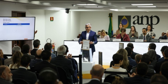 Leilão do pré-sal realizado pela ANP arrecada R$ 530 milhões em bônus e negocia sete blocos nas bacias de Campos e Santos.