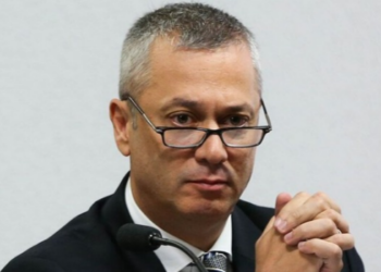 Mensagens extraídas pela PF do celular de Daniel Vorcaro mostram tentativa de Fábio Medina Osório de aproximá-lo de Paulo Gonet e outras autoridades.