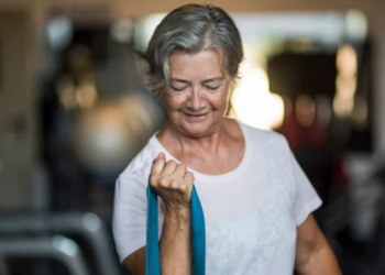 Atividade física na terceira idade ajuda a preservar força, equilíbrio e mobilidade. Especialista destaca a importância da musculação adaptada e da orientação profissional.