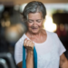 Atividade física na terceira idade ajuda a preservar força, equilíbrio e mobilidade. Especialista destaca a importância da musculação adaptada e da orientação profissional.