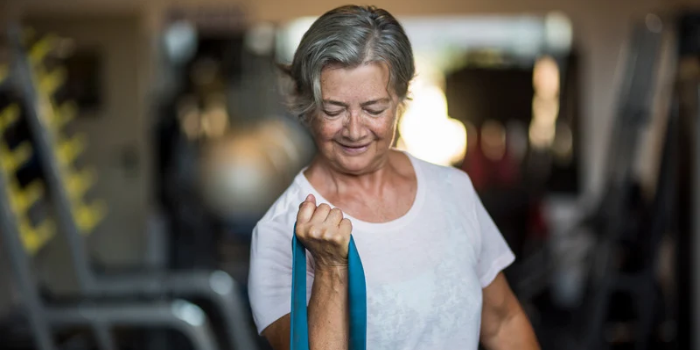 Atividade física na terceira idade ajuda a preservar força, equilíbrio e mobilidade. Especialista destaca a importância da musculação adaptada e da orientação profissional.