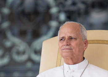 Papa Leão XIV apresenta quadro estável após cirurgia para retirar tumor no pulmão direito. Exames vão definir os próximos passos do tratamento.
