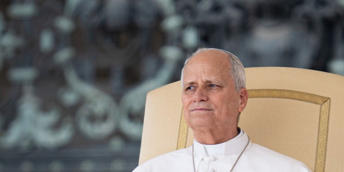 Papa Leão XIV apresenta quadro estável após cirurgia para retirar tumor no pulmão direito. Exames vão definir os próximos passos do tratamento.