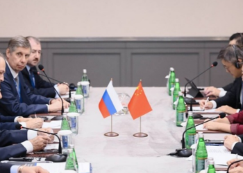 Rússia e China discutem os conflitos na Ucrânia e no Irã, as relações com os EUA e a cooperação internacional em reunião realizada no Azerbaijão.