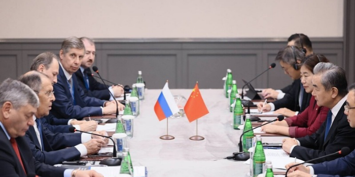 Rússia e China discutem os conflitos na Ucrânia e no Irã, as relações com os EUA e a cooperação internacional em reunião realizada no Azerbaijão.