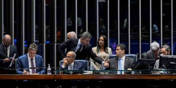 Senado aprova PEC que prevê o fim da escala 6x1, jornada de 40 horas semanais e dois dias de descanso remunerado sem redução salarial.