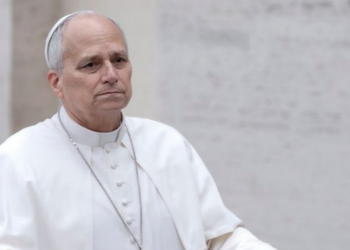 Papa Leão XIV apresenta melhora após cirurgia, Trump anuncia possível exploração de petróleo na Groenlândia e Six Flags suspende montanhas-russas após morte.