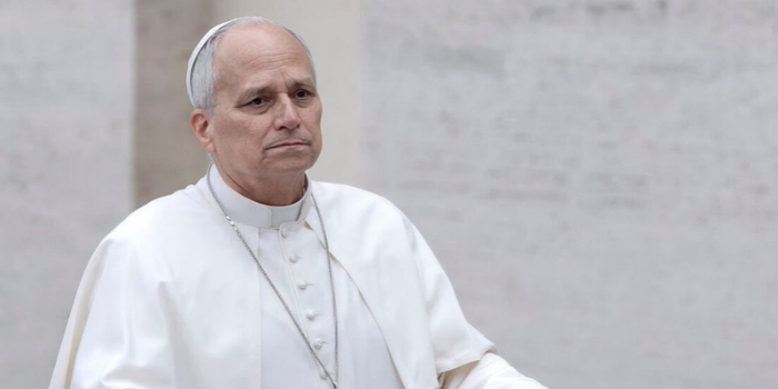 Papa Leão XIV apresenta melhora após cirurgia, Trump anuncia possível exploração de petróleo na Groenlândia e Six Flags suspende montanhas-russas após morte.