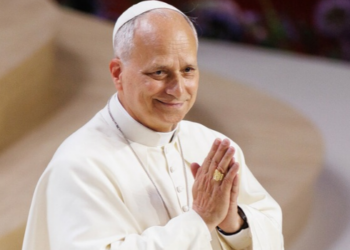 Papa Leão XIV segue internado em Roma após cirurgia para tratar câncer de pulmão. Pontífice apresenta evolução esperada e iniciou fisioterapia respiratória.
