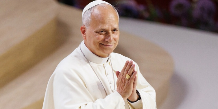 Papa Leão XIV segue internado em Roma após cirurgia para tratar câncer de pulmão. Pontífice apresenta evolução esperada e iniciou fisioterapia respiratória.