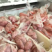 Vigilância Sanitária descarta 60 quilos de alimentos vencidos em supermercado de Cabo Frio após denúncia de barata sobre produtos. Estabelecimento foi advertido.
