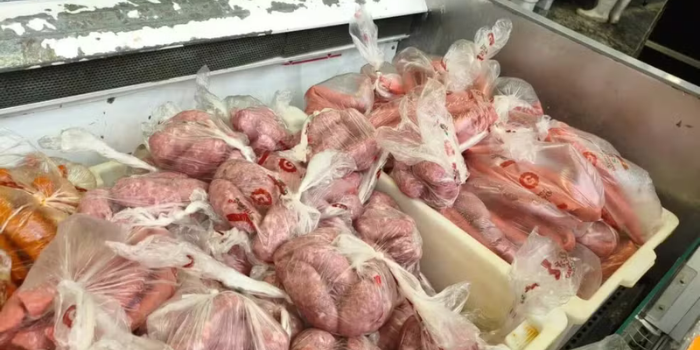 Vigilância Sanitária descarta 60 quilos de alimentos vencidos em supermercado de Cabo Frio após denúncia de barata sobre produtos. Estabelecimento foi advertido.