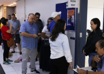 Quem faltou ao primeiro turno das eleições de 2026 pode votar no segundo turno em 25 de outubro. Veja o prazo para justificar a ausência e como conferir o local de votação.