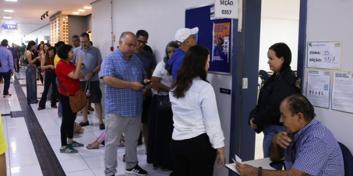 Quem faltou ao primeiro turno das eleições de 2026 pode votar no segundo turno em 25 de outubro. Veja o prazo para justificar a ausência e como conferir o local de votação.