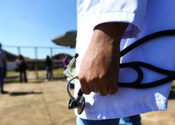 Congresso aprova medida que exige proficiência no Enamed para registro de futuros médicos. Regra vale para estudantes que ingressarem em Medicina a partir de junho de 2026.