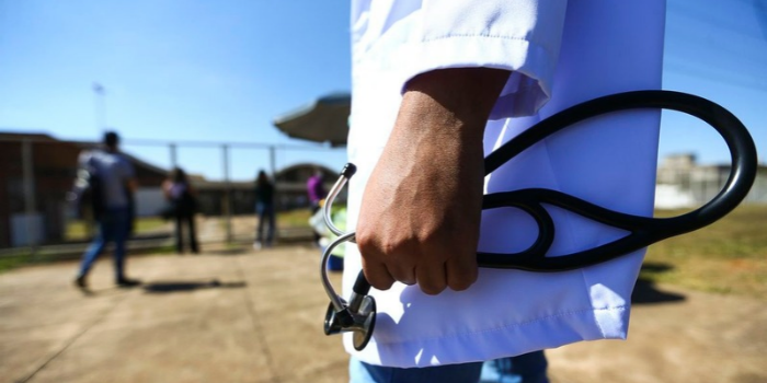 Congresso aprova medida que exige proficiência no Enamed para registro de futuros médicos. Regra vale para estudantes que ingressarem em Medicina a partir de junho de 2026.