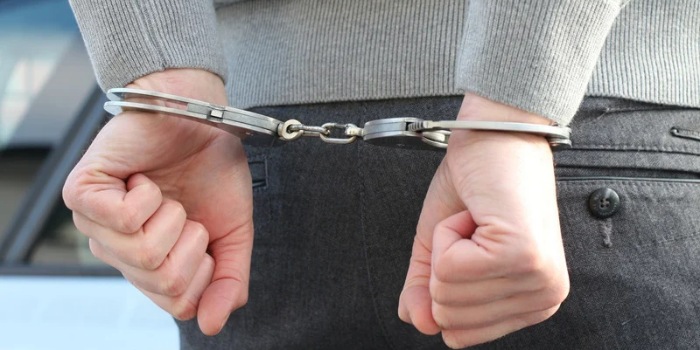 Redução da maioridade penal volta ao debate político em 2026, com propostas para responsabilizar adolescentes a partir dos 16 anos e divergências no Senado.