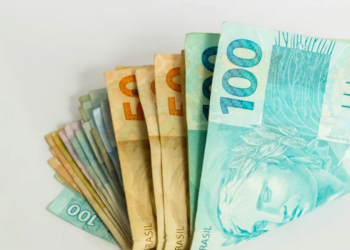 Economia brasileira cresce 0,3% em agosto, segundo o Banco Central. Indústria e serviços impulsionaram o resultado após quedas em junho e julho.