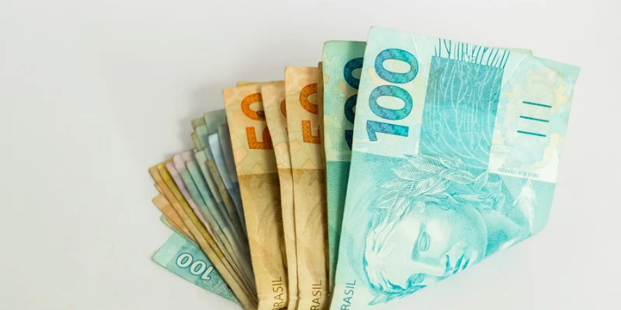 Economia brasileira cresce 0,3% em agosto, segundo o Banco Central. Indústria e serviços impulsionaram o resultado após quedas em junho e julho.