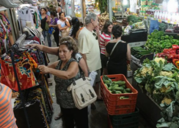 Estudo da USP estima que o congelamento de benefícios sociais e previdenciários pode reduzir a renda do interior e levar 2,7 milhões de pessoas à pobreza.