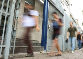 Enem 2026: estudantes inscritos automaticamente têm até domingo (18) para escolher inglês ou espanhol e preencher o questionário socioeconômico.