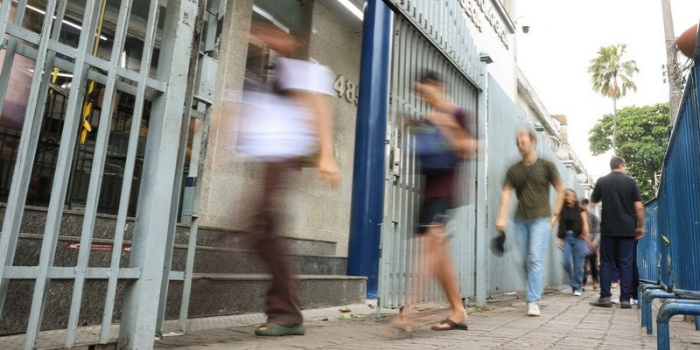Enem 2026: estudantes inscritos automaticamente têm até domingo (18) para escolher inglês ou espanhol e preencher o questionário socioeconômico.