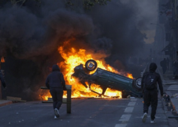 Protestos contra o custo de vida na França deixam um morto e mais de mil detidos. Paris registra confrontos, saques, depredações e policiais feridos.