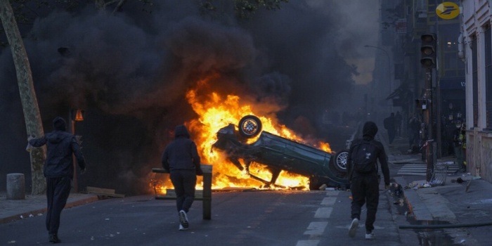 Protestos contra o custo de vida na França deixam um morto e mais de mil detidos. Paris registra confrontos, saques, depredações e policiais feridos.