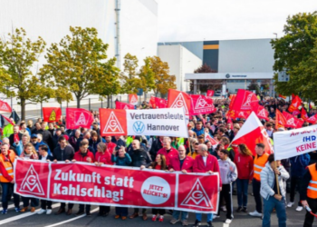 Trabalhadores da Volkswagen, BMW e Bosch protestam na Alemanha contra a incerteza no setor automotivo, os cortes de empregos e a queda na rentabilidade.