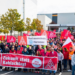Trabalhadores da Volkswagen, BMW e Bosch protestam na Alemanha contra a incerteza no setor automotivo, os cortes de empregos e a queda na rentabilidade.