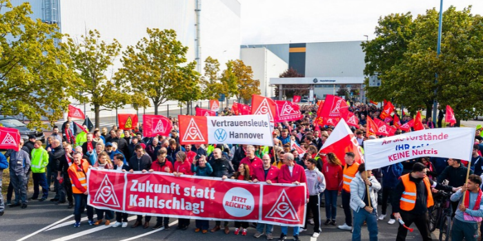 Trabalhadores da Volkswagen, BMW e Bosch protestam na Alemanha contra a incerteza no setor automotivo, os cortes de empregos e a queda na rentabilidade.