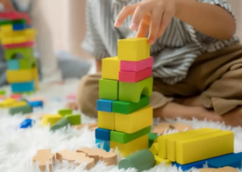 Birras são comuns por volta dos dois anos e fazem parte do desenvolvimento infantil. Especialistas explicam como acolher emoções e estabelecer limites sem gritos ou castigos.