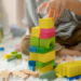 Birras são comuns por volta dos dois anos e fazem parte do desenvolvimento infantil. Especialistas explicam como acolher emoções e estabelecer limites sem gritos ou castigos.
