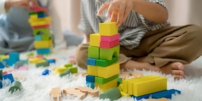 Birras são comuns por volta dos dois anos e fazem parte do desenvolvimento infantil. Especialistas explicam como acolher emoções e estabelecer limites sem gritos ou castigos.