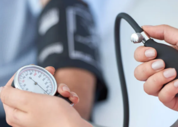 Pesquisa da Sociedade Brasileira de Cardiologia identifica hipertensão em 28,3% dos jovens avaliados e aponta excesso de peso, sedentarismo e uso prolongado de telas.