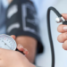 Pesquisa da Sociedade Brasileira de Cardiologia identifica hipertensão em 28,3% dos jovens avaliados e aponta excesso de peso, sedentarismo e uso prolongado de telas.