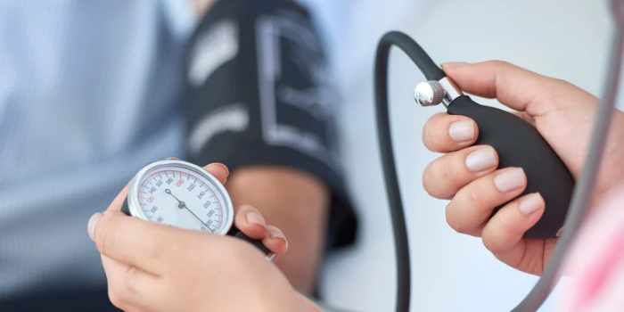 Pesquisa da Sociedade Brasileira de Cardiologia identifica hipertensão em 28,3% dos jovens avaliados e aponta excesso de peso, sedentarismo e uso prolongado de telas.