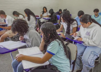 Pesquisa Datafolha revela as principais expectativas dos estudantes para a educação em 2027, incluindo melhorias nas aulas, formação técnica e uso da inteligência artificial.