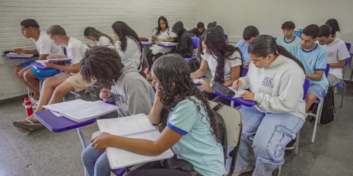 Pesquisa Datafolha revela as principais expectativas dos estudantes para a educação em 2027, incluindo melhorias nas aulas, formação técnica e uso da inteligência artificial.