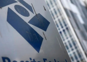 Receita Federal bate recorde ao pagar R$ 41 bilhões em restituições do Imposto de Renda em 2026 e envia cartas para orientar contribuintes com pendências.