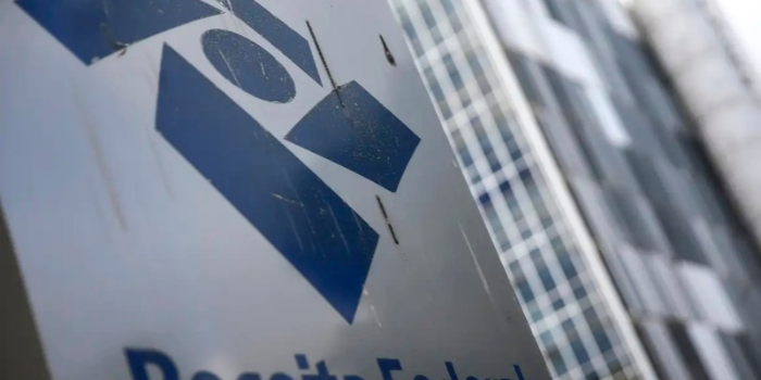 Receita Federal bate recorde ao pagar R$ 41 bilhões em restituições do Imposto de Renda em 2026 e envia cartas para orientar contribuintes com pendências.